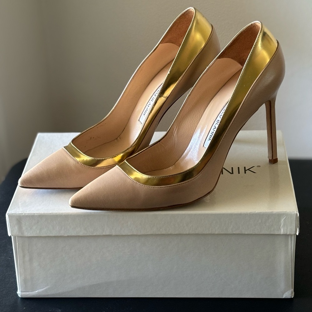 Manolo Blahnik Pretati Metallic-Trimmed Pump, Beige/Gold - 39
